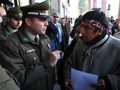 Un grupo de comuneros mapuches protesta en Concepción por subsidios habitacionales
