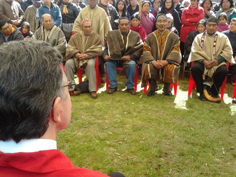 Lonkos Mapuche entregaron petitorio a ministro Lavín para realizar mesa de trabajo en Arauco