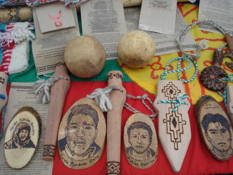 La lucha Mapuche puesta en artesanías de Pirograbados