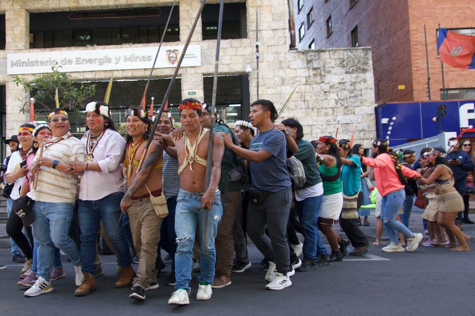 Protesta indígena frente al ministerio de Energía en Quito.